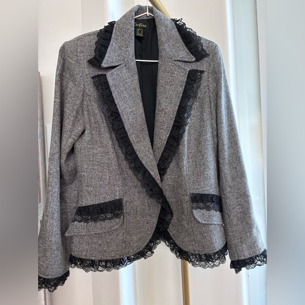 Chic Set - Women's Blazer & Skirt Set with Lace Detail - Picture 2 of 4